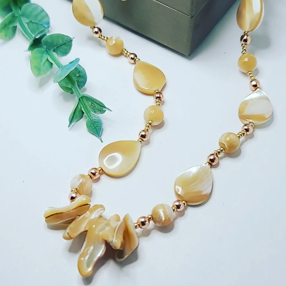 Mother Of Pearl necklace - Picture 4 of 5